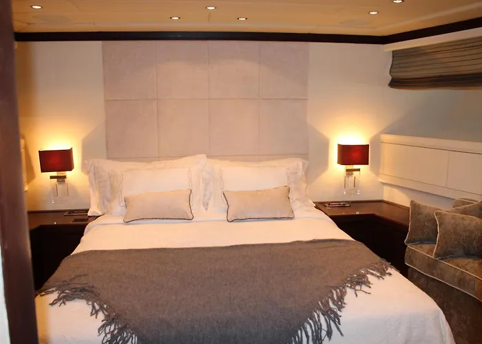 105 Ft Yacht Псароу