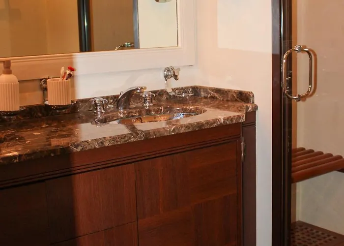 105 Ft Yacht Ботель *