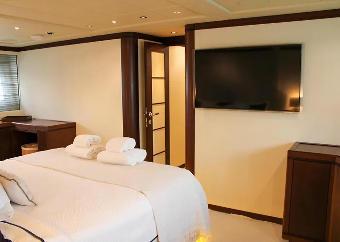 105 Ft Yacht Псароу