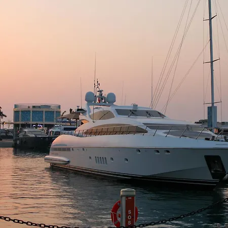 بوتيل 105 Ft Yacht بسارو
