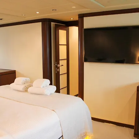 105 Ft Yacht Mykonos Town