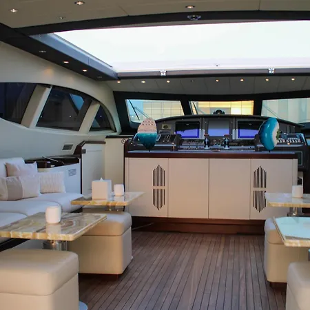 105 Ft Yacht Botel *