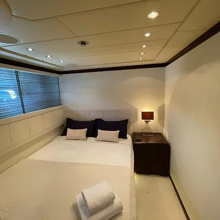 105 Ft Yacht Botel *