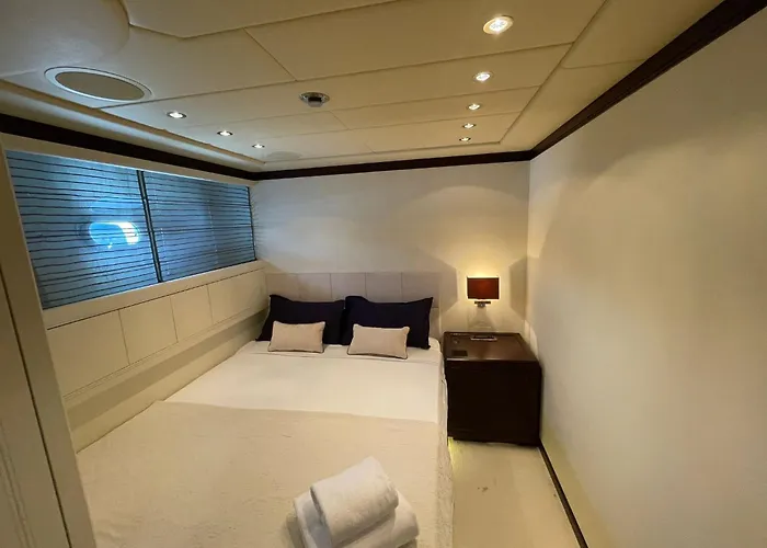 105 Ft Yacht Bådhotel *